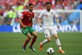 Le défenseur marocain Achraf Hakimi (g) à la lutte avec l'attaquant du Portugal Bernardo Silva au Mondial, le 20 juin 2018 à Moscou