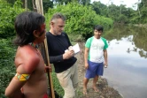 Le journaliste britannique Dom Phillip (c) parle avec deux indigènes à Aldeia Maloca Papiu, le 16 novembre 2019 au Brésil
