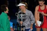 La Danoise Caroline Wozniacki (c) parle à la légende Bill Jean King (g) après avoir remporté l'Open d'Australie, le 27 janvier 2018 à Melbourne