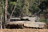 Un tank israélien circule dans le sud d'Israël le long de la frontière avec la bande de Gaza le 25 janvier 2024