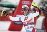 Daniel Yule célèbre sa victoire dans le slalom de Coupe du monde de Kitzbühel, en Autriche, le 26 janvier 2020