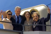L'ancienne secrétaire d'Etat Madeleine Albright (droite) aux côtés de la famille Clinton, le 16 juin 1999
