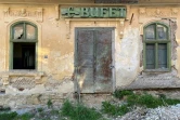 Un logo de l'époque communiste sur la façade d'un bâtiment abandonné, le 12 juillet 2021 à Rosia Montana, en Roumanie