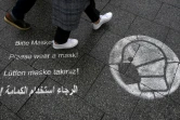 Des messages sur le sol en différentes langues appelant à porter un masque, le 14 octobre 2021 à Berlin