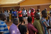 Des Ougandais en file d'attente pour voter le 18 février 2016 à Mukono