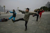 Séance de tai-chi au bord du Yangtze, le 20 novembre 2020 à Wuhan, en Chine