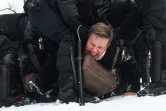 Un partisan de l'opposant russe Alexeï Navalny arrêté par la police lors d'une manifestation à Saint Pétersbourg le 31 janvier 2021