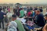 Des Palestiniens emportent des corps après des tirs attribués par les secours  à l'armée israélienne près d'un centre de distribution d'aide, à Rafah, dans le sud de la bande de Gaza, le 1er juin 2025