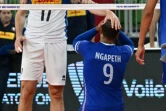 L'Italien Simone Anzani (g) réconforte le Français Earvin Ngapeth en quart de finale du Mondial, le 7 septembre à Ljubljana 