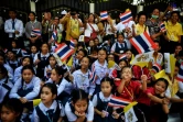Des écoliers attendent l'arrivée du pape François, le 20 novembre 2019 à Bangkok, en Thaïlande