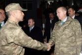 Le président turc Recep Tayyip Erdogan serre la main à un soldat turc, le 25 janvier 2018