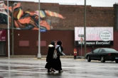 Deux jeunes femmes musulmanes traversent une rue de la ville américaine de Hamtramck, dans le Michigan, le 8 janvier 2016