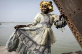 Jeune mannequin travaillant avec la créatrice de mode, Ndeye Diop Guisse, en tenue traditionnelle des Signares à Saint Louis, le 10 août 2021