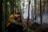 Un employé du Service aérien de protection des forêts se repose lors d'une mission de lutte contre un feu de forêt le 26 juillet 2021