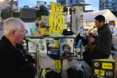 Des musiciens jouent sur la "Place des otages" à Tel Aviv, le 16 janvier 2025