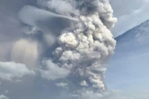 Nuage de cendres au-dessus du volcan Taal aux Philippines, le 12 janvier 2020