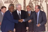 Lionel Jospin (C), entouré de Roch Wamytan (FNLKS) (G) et Jacques Lafleur (RPCR) (D), après la signature de l'accord de Nouméa, pour instaurer en Nouvelle-Calédonie un processus de décolonisation, le 5 mai 1988