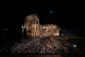 Des milliers de fidèles rassemblés pour la cérémonie du "Chemin de croix", présidée par le pape François, au Colisée de Rome, le 15 avril 2022