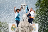Les défenseurs du Real Marcelo et Sergio Ramos avec le Trophée de la Ligue des champions, Plaza de Cibeles, le 27 mai 2018 à Madrid