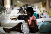 Une femme s'occupe de son nouveau-né à la maternité de l'hôpital public de Kailahun, dans l'est du Sierra Leone, le 26 avril 2016