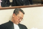 Klaus Barbie, , le "boucher de Lyon", ex-chef local de la Gestapo, le premier jour de son procès avec son avocat, Jacques Vergès, le 11 mai 1987 à Lyon
