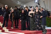 L'équipe du film Elvis entourrant Priscilla Presley, en robe noire, au Met Gala à New York, le 2 mai 2022