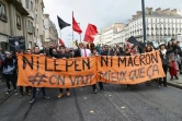 Des manifestants contre le résultat du premier tour et scandent "Ni Le Pen, ni Macron, #onvautmieuxqueça", le 27 avril 2017 à Rennes