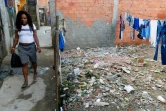 Shirlei Aparecida de Souza récupère des canettes vides ramassées dans les ruelles  de Sao Paulo, le 29 juin 2023 au Brésil