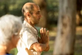 Eliko Cohen, qui a quitté son emploi dans une entreprise de mobiles pour enseigner une méthode combinant tai chi, qi gong et méditation, donne un cours dans le Park Hayarkon à Tel Aviv, le 13 juin 2017