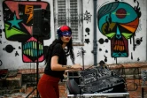 Sally Beltran participe à un cours de DJ réservé aux femmes, sur un toit de La Havane, le 30 mai 2022 à Cuba