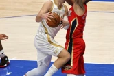 La star slovène des Mavericks Luka Doncic (g.) défie le pivot espagnol des Pelicans Willy Hernangomez (d.) lors de la victoire 143-130 de Dallas contre la Nouvelle-Orléans, à Dallas (Texas), le 12 février 2021.