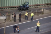 Des policiers près d'un véhicule après qu'un homme a provoqué des accidents sur l'autoroute A100 à Berlin, dans un acte "islamiste"