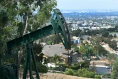 Une pompe à pétrole surplombe la commune de Signal Hill le 25 septembre 2019