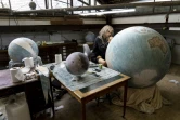 Fabrication d'un globe terrestre dans l'atelier de Bellerby and Co, le 19 juillet 2019 à Londres