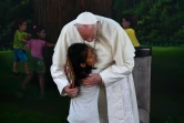 Le pape françois tient dans ses bras une enfant à Puerto Maldonado (Pérou) le 19 janvier 2018