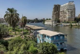 Des péniches amarrées le long de la rive de Gizeh en Egypte quelques jours avant leur retrait prévu dans le cadre d'un décret visant à nettoyer toutes les berges de la rivière dans la région, le 27 juin 2002