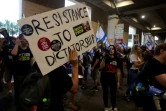 Des manifestants protestent à l'aéroport Ben Gourion de Tel-Aviv, avant le départ pour Washington du Premier ministre Benjamin Netanyahu, le 21 juillet 2024