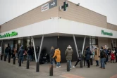 Une file d'attente devant une pharmacie pour réaliser des tests antigénique, le 19 janvier 2022 à Savenay (Loire-Atlantique, ouest) 