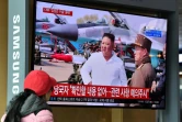 Une femme regarde les informations télévisées montrant des images d'archives du dirigeant nord-coréen Kim Jong Un, dans une gare de Séoul le 21 avril 2020