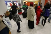 Des réfugiés soudanais arrivent à l'aéroport Roissy-Charles de Gaulle de Paris, le 18 décembre 2017