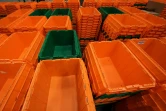 Les bacs en plastique orange et vert, aux couleurs de la marque 