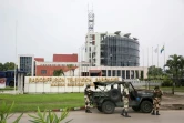 Des soldats gabonais devant le siège de la radio-télévision nationale (RTG) à Libreville, le 7 janvier 2019