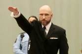 Anders Behring Breivik fait le salut nazi lors de son procès en appel au tribunal de Skien, le 18 janvier 2017 en Norvège