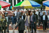 Le prix Nobel de la paix Muhammad Yunus (C) salue l'assistance après avoir rendu hommage le 9 août 2024 à Dacca aux héros de l'indépendance bangladaise