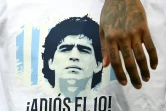 Le portrait de l'Argentin Diego Maradona, décédé le 25 novembre, est affiché sur un T-shirt, porté par un joueur du Paris Saint-Germain, avant le début du match de L1 contre Bordeaux, le 28 novembre 2020 au Parc des Princes