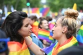 Deux participantes à la Marche des fiertés à Paris, le 25 juin 2022