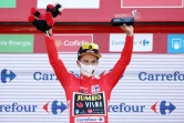 Le coureur slovène de la Jumbo Primoz Roglic endosse le maillot rouge de leader de la Vuelta à Cullera, le 19 août 2021 