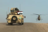 Un véhicule et un hélicoptère de l'armée irakienne dans le désert à 50 kilomètres au nord-est d'Haditha, où les soldats combattent l'EI, le 9 mars 2016