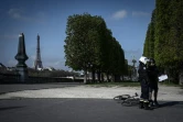 Un policier contrôle un promeneur le 31 mars 2020 à Paris