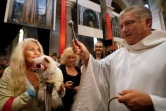 Le père Gil Florini bénit un chien lors d'une messe consacrée aux animaux le 7 octobre 2012 à Nice